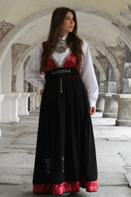 Hovedbilde Tora festdrakt til dame i rød - Størrelse 40 - Med maljebelte