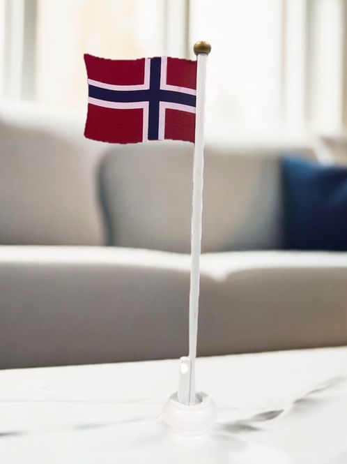 Hovedbilde Bordflagg 32 cm i tre med norsk flagg