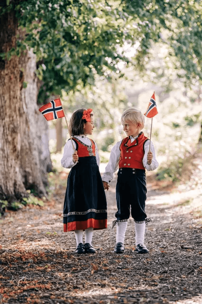 Festdrakt til gutt med rød vest og sort bukse