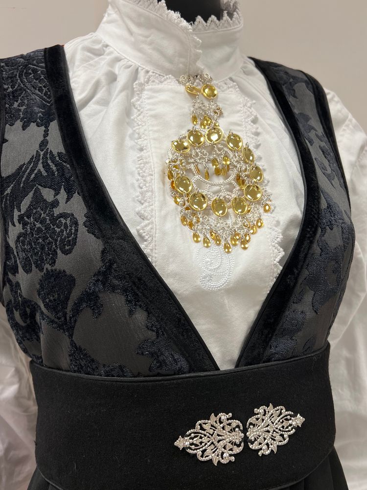 Nye Tora festdrakt til dame i sort