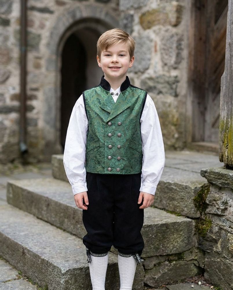 Festdrakt med grønn vest til gutt